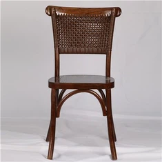 Silla con respaldo alto de tejido de ratán y caña de madera